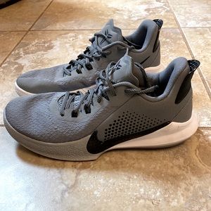 Mens Nike Zoom athletic shoes.